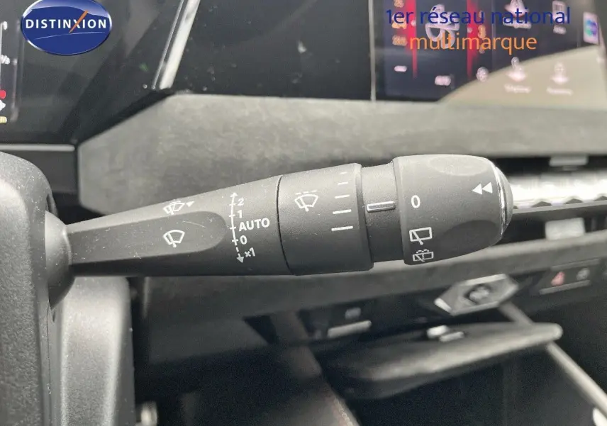 Gros plan sur la commande d'essuie-glace du DS4 2024 gris laqué, mettant en valeur les réglages automatiques et manuels.