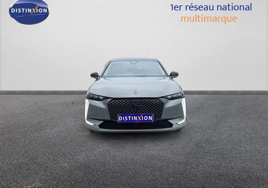 Vue frontale d'une DS4 gris laqué métal avec calandre noire et feux LED en forme de boomerang.