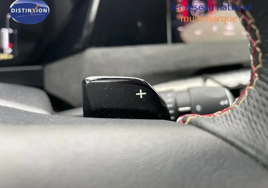 Gros plan sur la palette de changement de vitesse droite du volant cuir noir sur DS4 gris laqué métal 2024.