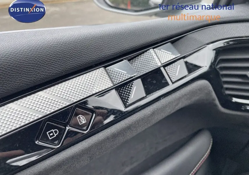 Détail intérieur montrant les commandes de verrouillage et la finition texturée sur la porte côté conducteur du DS4 gris laqué 2024.