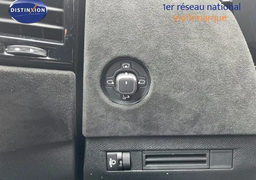 Détail intérieur montrant le réglage des rétroviseurs sur revêtement gris suédé du DS4 2024 diesel finition Performance Line.