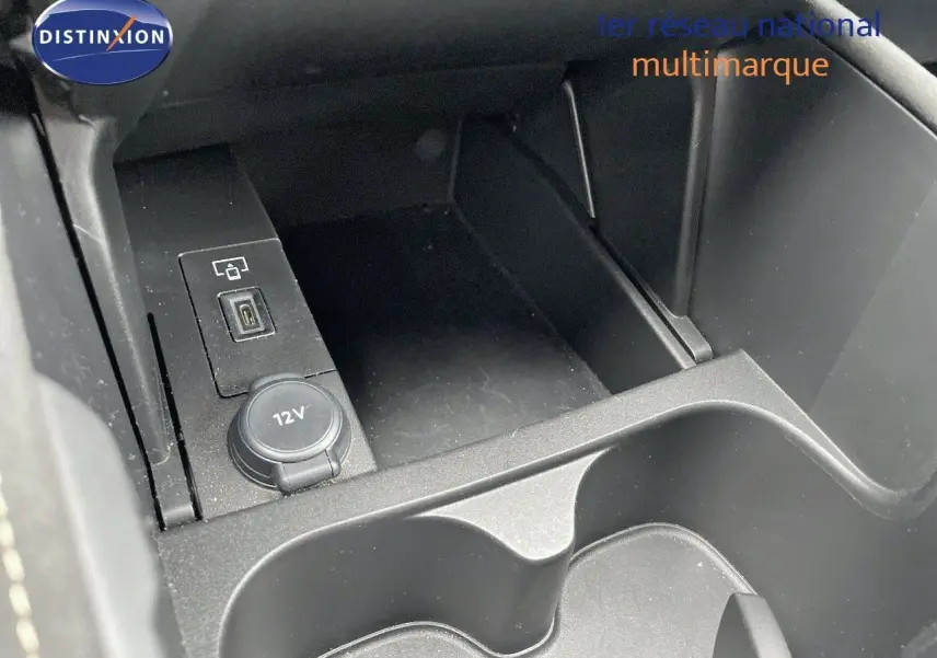 Gros plan sur la console centrale noire du DS4 2024, montrant prise 12V et port USB intégrés.