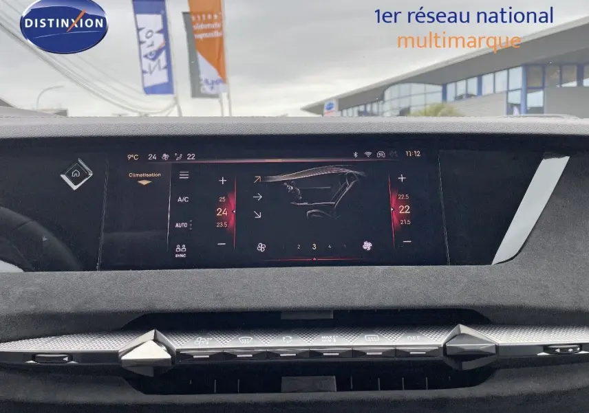 Tableau de bord numérique du DS4 2024 en gris laqué métal, affichant la climatisation sur écran tactile central.