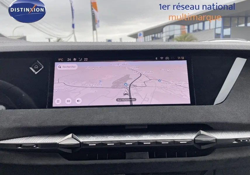 Vue rapprochée de l'écran tactile central avec navigation active sur DS4 2024 gris laqué, soulignant l'interface moderne et les commandes climatiques.