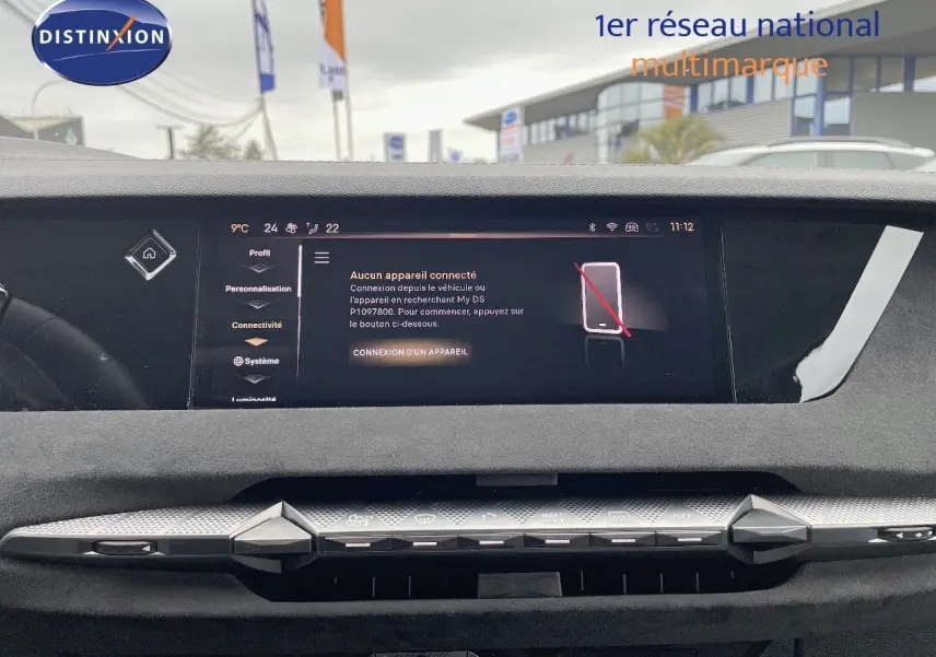 Tableau de bord du DS4 2024 en gris laqué métal, vue intérieure centrée sur l'écran tactile et commandes climatiques.