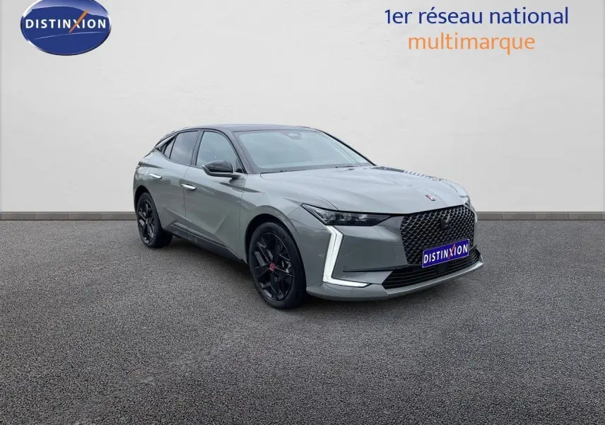 DS4 BlueHDi 130ch gris laqué métal vue 3/4 avant droit avec jantes noires et calandre distinctive.