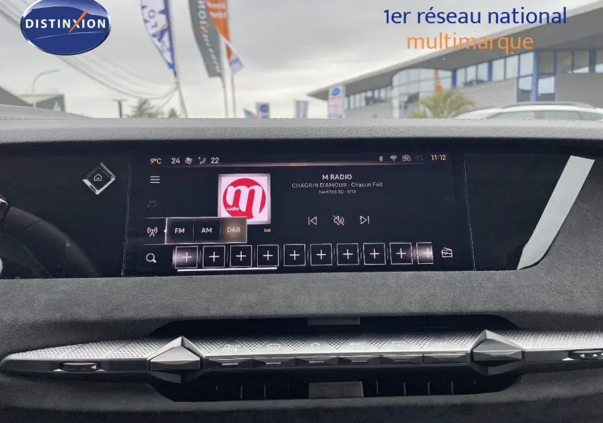 Tableau de bord du DS4 2024 gris laqué métal, vue frontale centrée sur l'écran tactile multimédia et commandes climatiques.