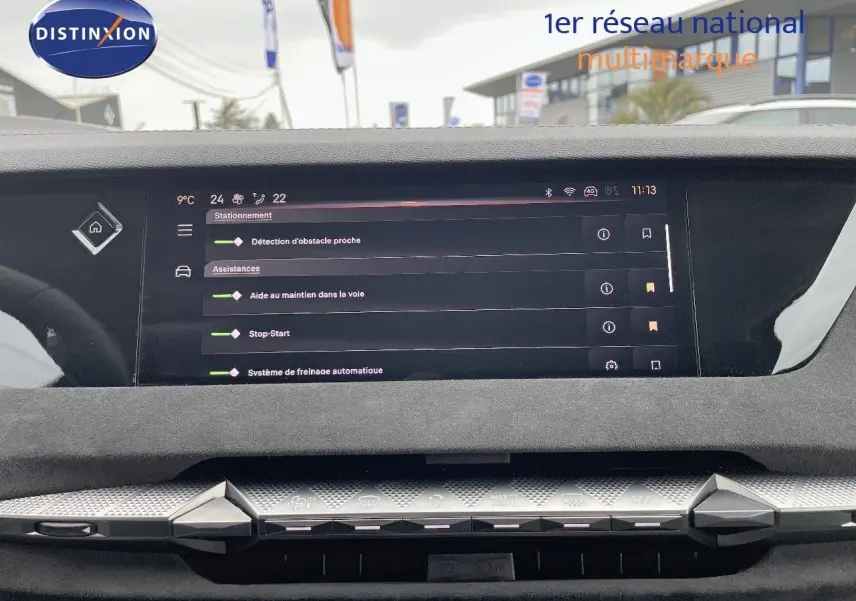 Tableau de bord numérique du DS4 2024 en gros plan, affichant les aides à la conduite et la climatisation.