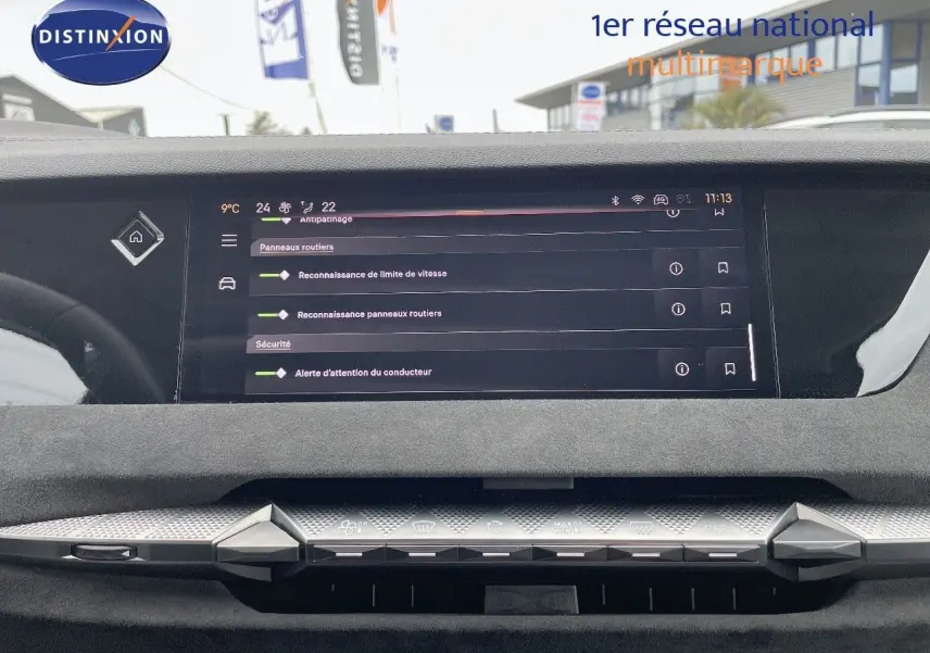 Vue rapprochée du tableau de bord et écran tactile du DS4 2024 en finition Performance Line, ambiance intérieure noire.