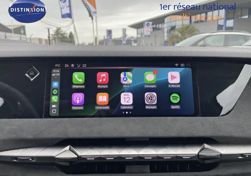 Tableau de bord de DS4 2024 avec écran tactile central affichant applications, finition noire élégante.