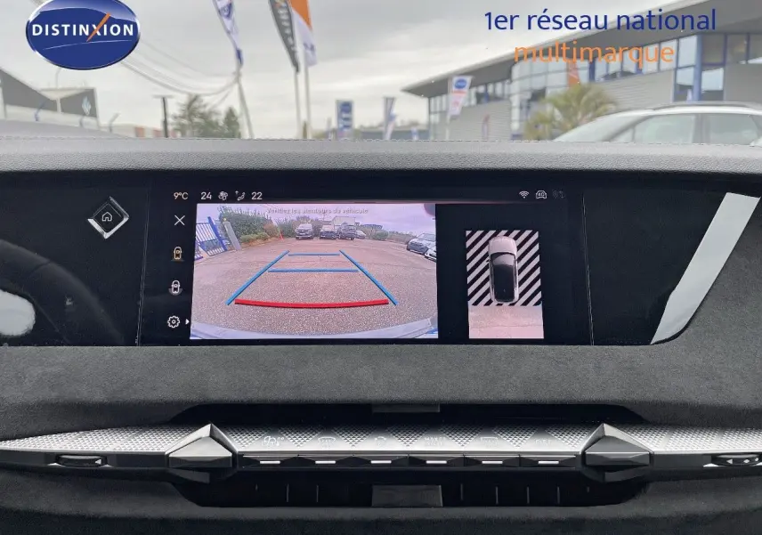 Écran intérieur du DS4 2024 montrant la caméra de recul et la vue 360° avec tableau de bord noir et détails argentés.