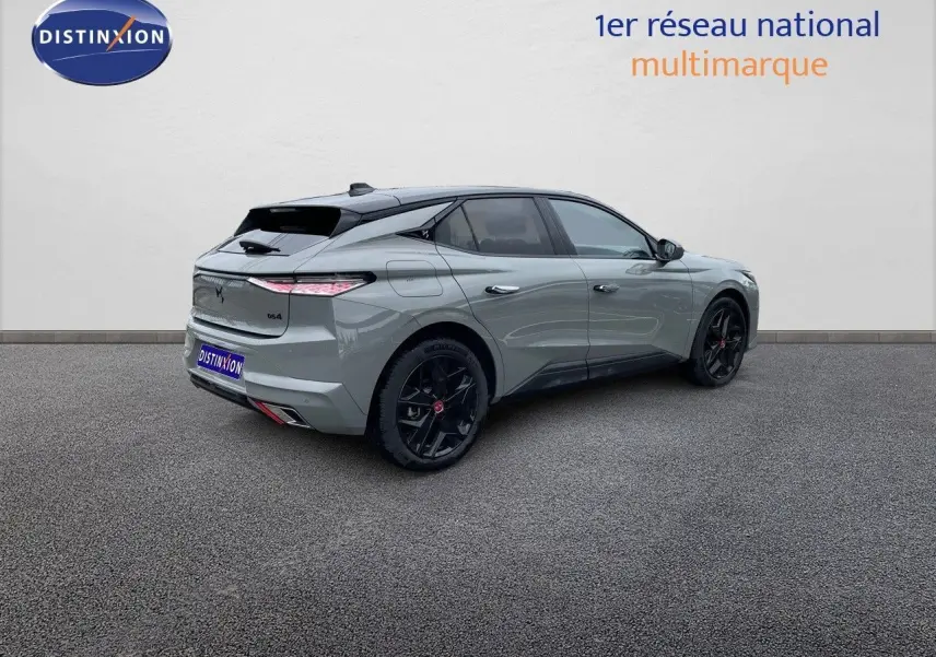 Vue 3/4 arrière côté gauche d'une DS4 gris laqué métal avec jantes noires et toit noir contrasté.