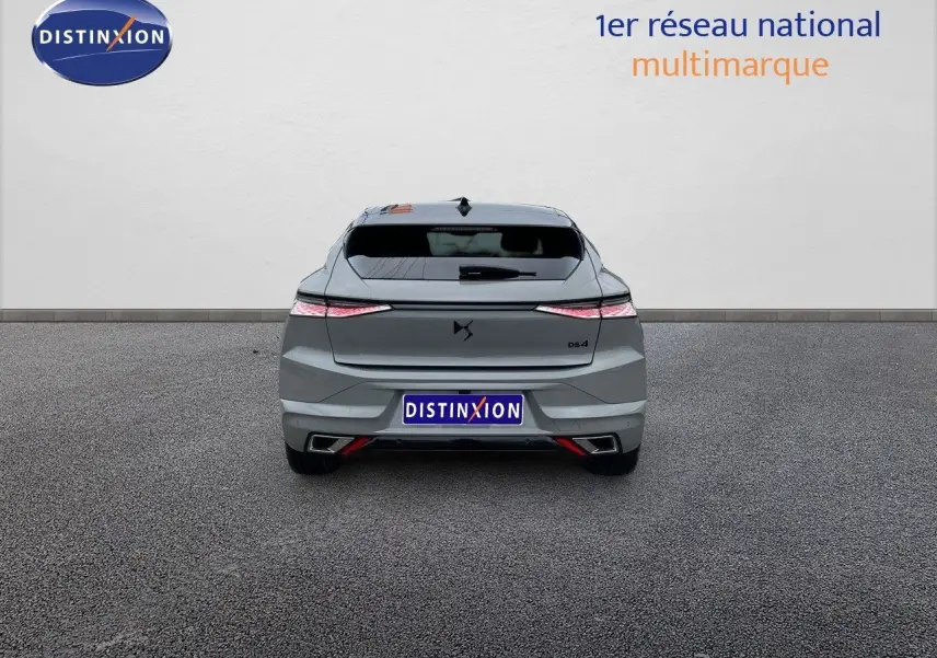 Vue arrière d'une DS4 2024 gris laqué métal, soulignant ses feux fins et son design moderne et épuré.