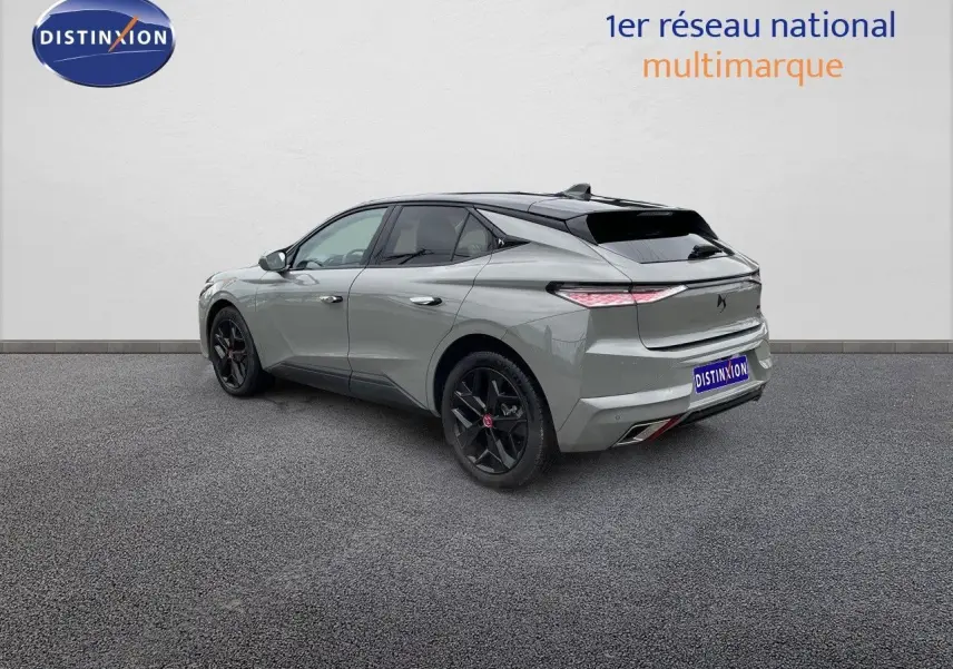 Vue 3/4 arrière droite d'une DS4 2024 gris laqué métal avec jantes noires et feux arrière effilés.