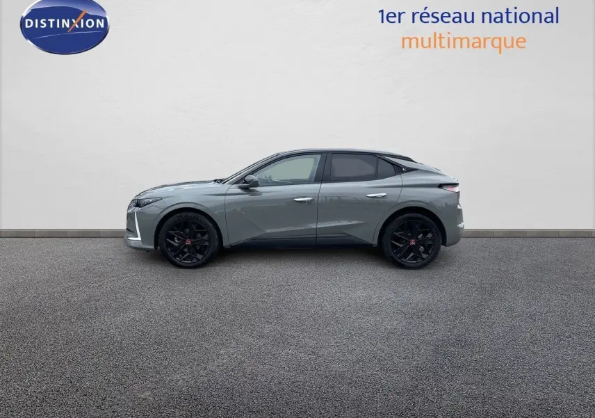 Profil droit d'une DS4 2024 gris laqué métal avec jantes noires et lignes dynamiques marquées.