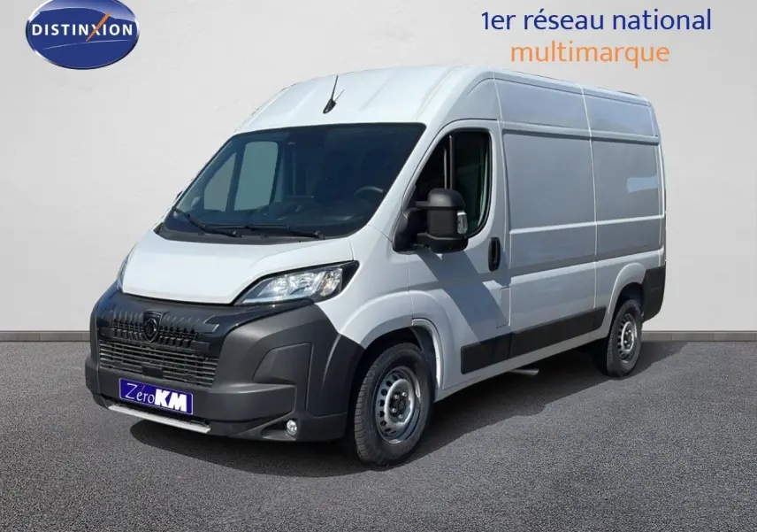 Peugeot Boxer Fourgon blanc banquise en 3/4 avant droit, avec pare-chocs noir et grande surface latérale lisse.