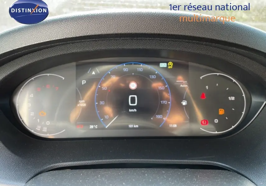 Tableau de bord numérique du Peugeot Boxer Fourgon 2025 affichant vitesse, compte-tours et jauge carburant.