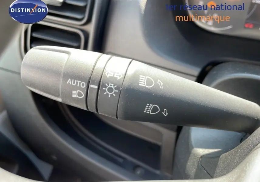 Gros plan sur la commande des feux du Peugeot Boxer Fourgon blanc banquise, intérieur avec détails des symboles lumineux.