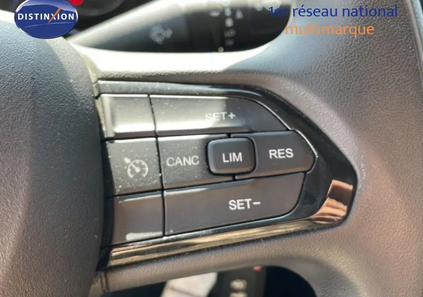 Gros plan sur les commandes de régulateur de vitesse au volant du Peugeot Boxer Fourgon blanc banquise.