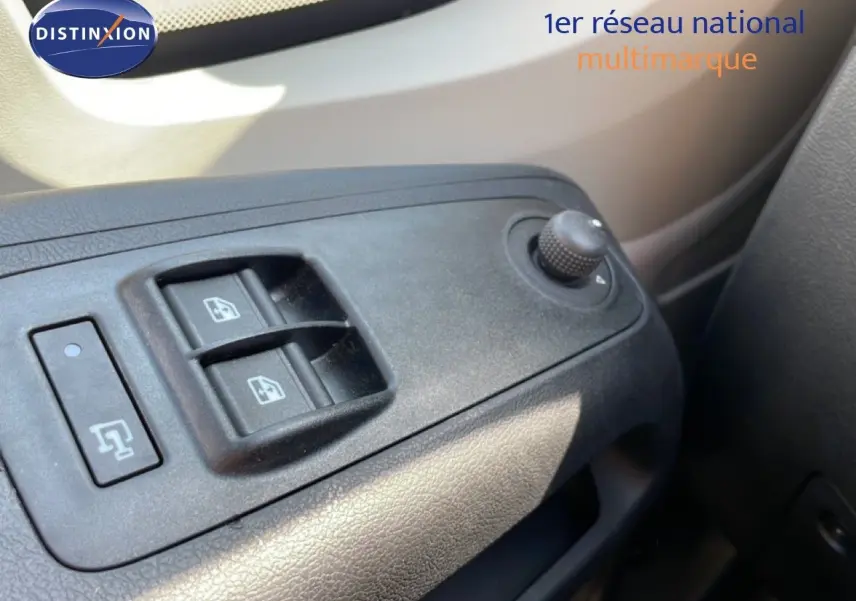 Détail des commandes des vitres électriques côté conducteur du Peugeot Boxer Fourgon blanc banquise.