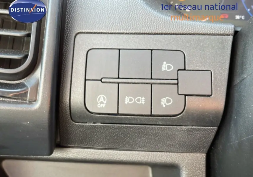 Gros plan sur les commandes d'éclairage intérieures du Peugeot Boxer Fourgon blanc banquise, tableau de bord côté gauche.