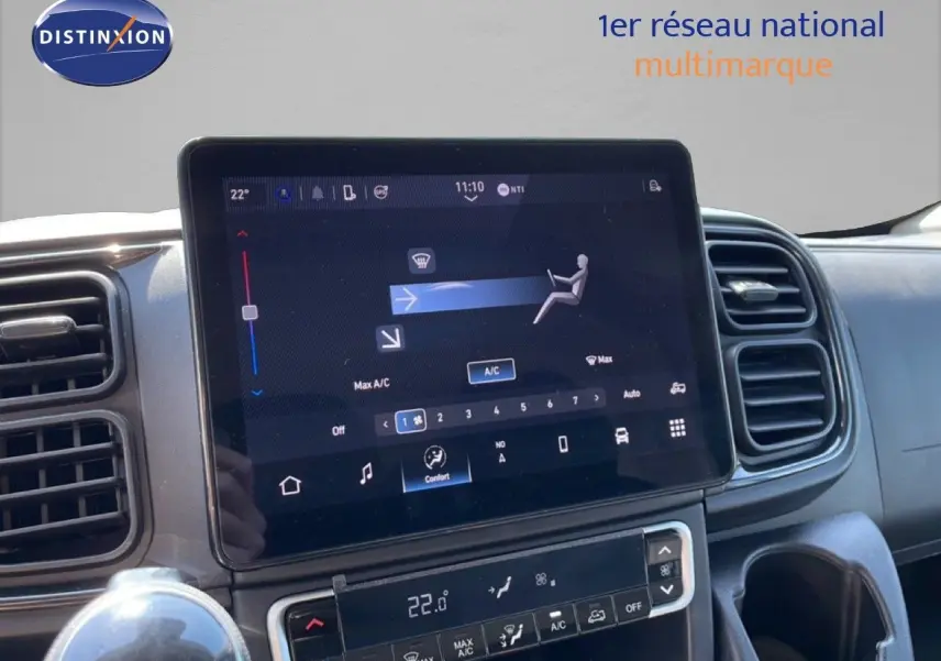 Écran tactile central et commandes de climatisation du Peugeot Boxer Fourgon blanc banquise, vue intérieure avant.
