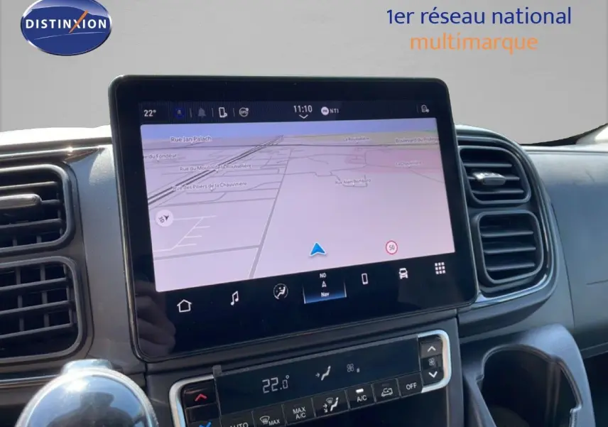 Vue rapprochée de l’écran tactile central du tableau de bord du Peugeot Boxer Fourgon blanc, affichant la navigation GPS.
