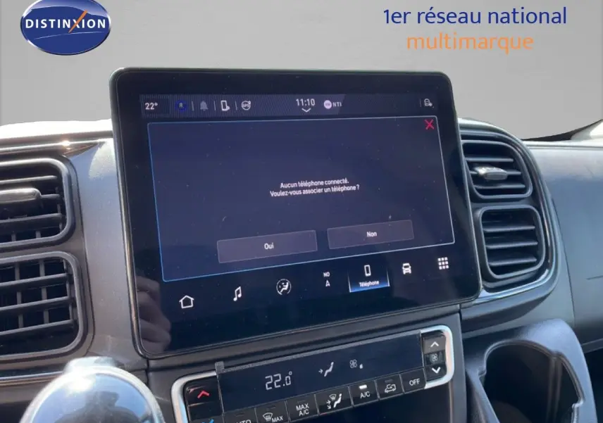 Vue rapprochée de l’écran tactile central et de la console de climatisation du Peugeot Boxer Fourgon blanc banquise.
