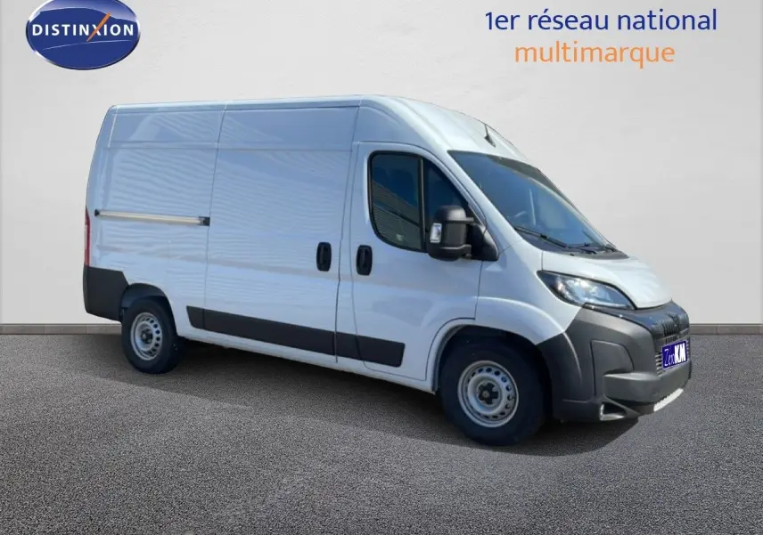 Vue 3/4 avant droite d’un Peugeot Boxer Fourgon blanc banquise avec pare-chocs noir et jantes acier.