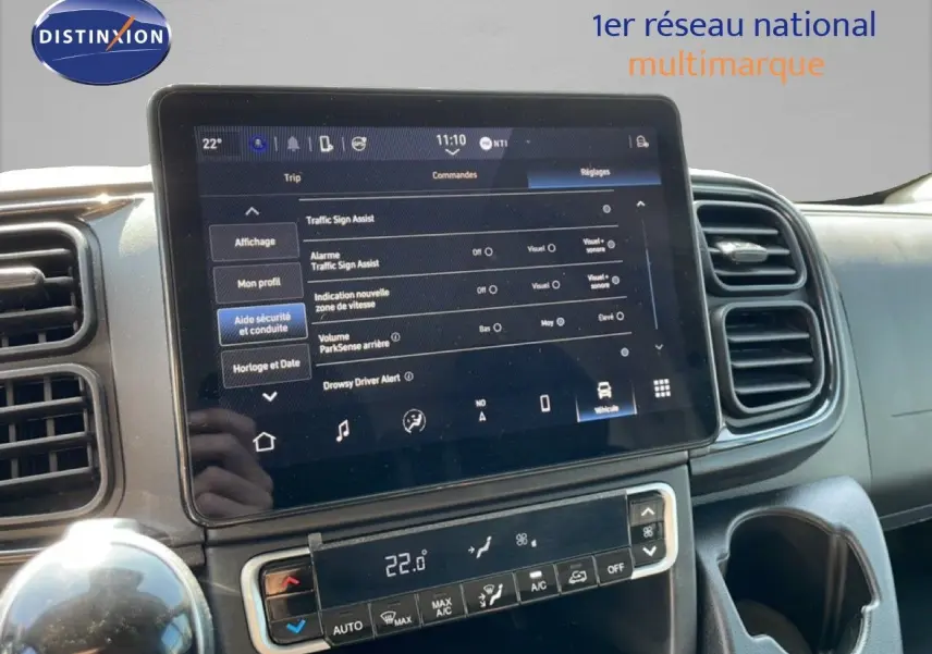 Intérieur du Peugeot Boxer Fourgon blanc, vue rapprochée de la console centrale avec écran tactile et commandes climatisation.