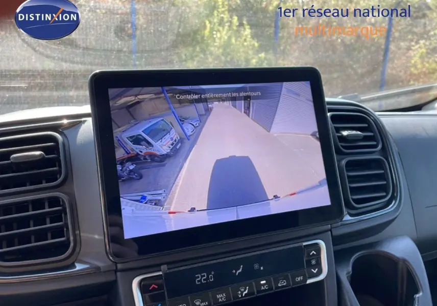Écran central montrant la caméra de recul d’un Peugeot Boxer Fourgon blanc banquise, vue intérieure du tableau de bord.