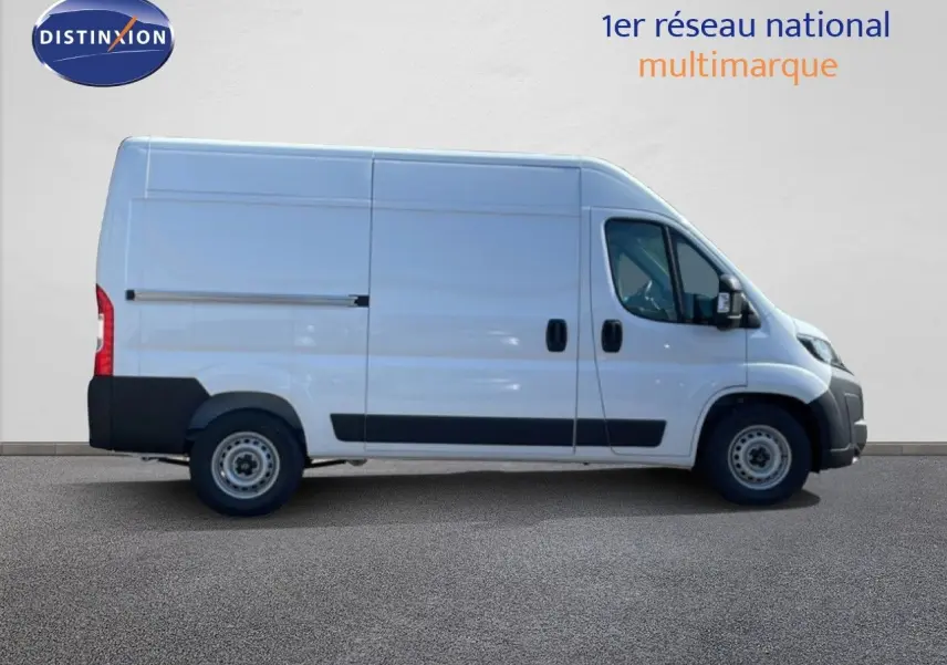Vue de profil droit d’un Peugeot Boxer Fourgon blanc banquise avec porte latérale coulissante et jantes acier.