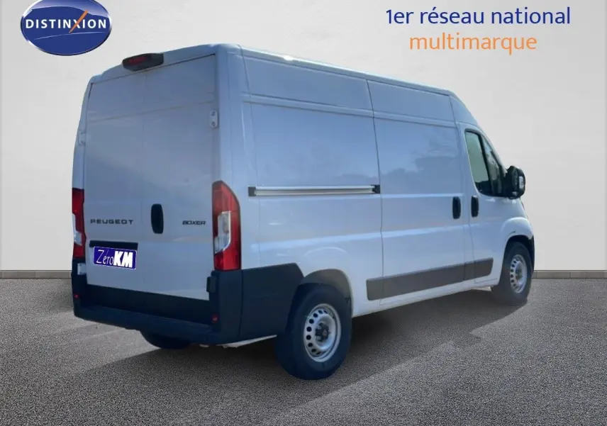 Peugeot Boxer Fourgon blanc banquise vu en 3/4 arrière droit, avec portes arrière fermées et jantes acier.