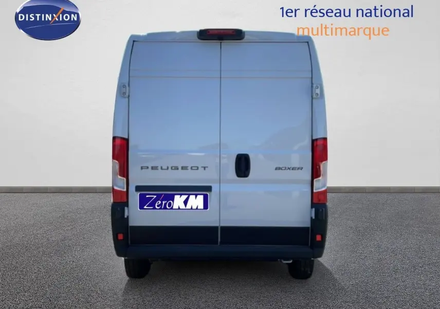 Vue arrière d'un Peugeot Boxer Fourgon blanc banquise avec portes battantes et feux rouges verticaux.