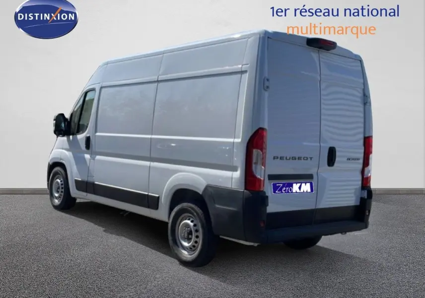 Vue 3/4 arrière droite d’un Peugeot Boxer Fourgon blanc banquise avec portes arrière battantes et jantes acier.