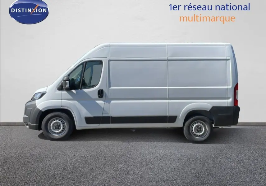 Vue de profil côté gauche d'un Peugeot Boxer Fourgon blanc banquise avec porte latérale et jantes acier.