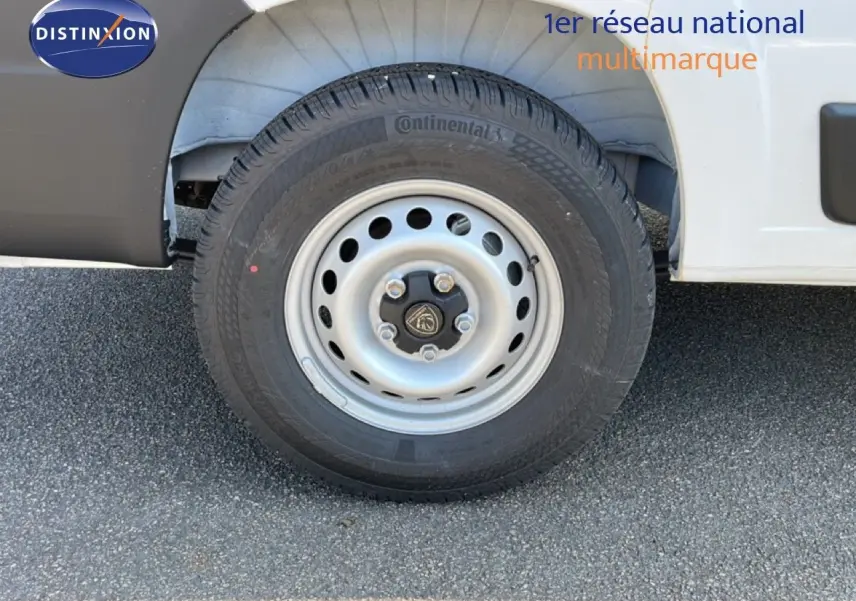 Gros plan sur la roue arrière droite du Peugeot Boxer Fourgon blanc banquise, avec jante acier et pneu Continental.