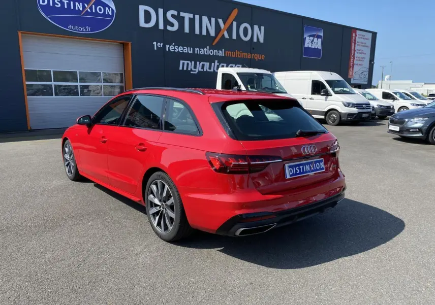 Audi A4 Avant S line rouge Tango vue 3/4 arrière droit, avec jantes 5 branches et feux arrière LED visibles