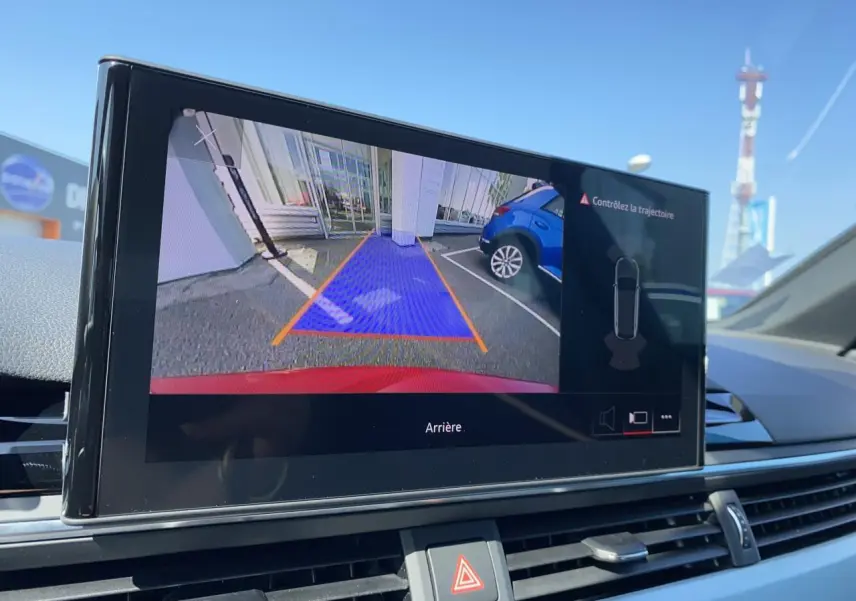 Écran central montrant la caméra de recul de l'Audi A4 Avant S line, vue intérieure du tableau de bord.