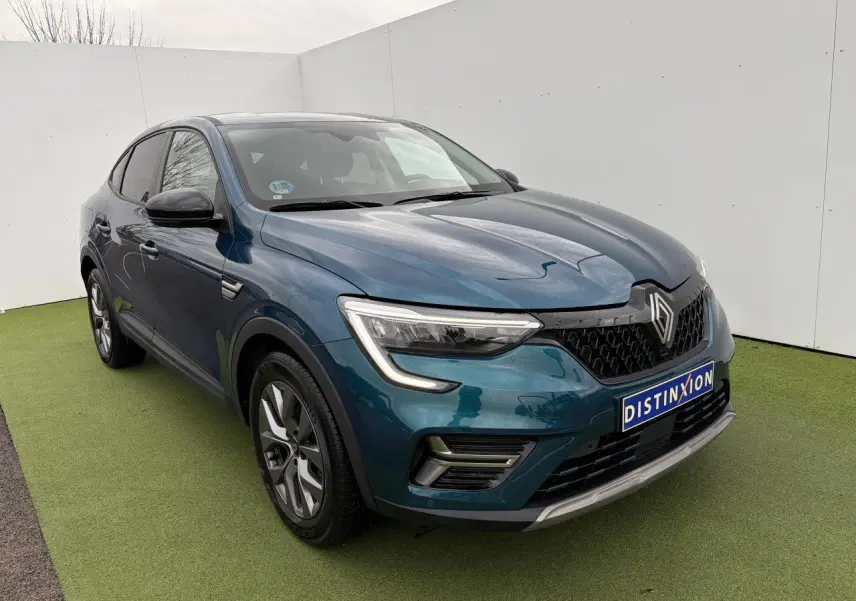 Renault Arkana bleu Zanzibar en 3/4 avant, avec calandre noire et jantes alliage grises visibles.