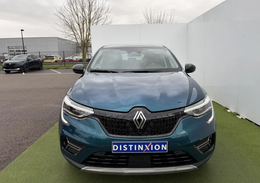 Vue frontale d'un Renault Arkana 2025 bleu Zanzibar métal avec calandre noire et phares LED distinctifs.