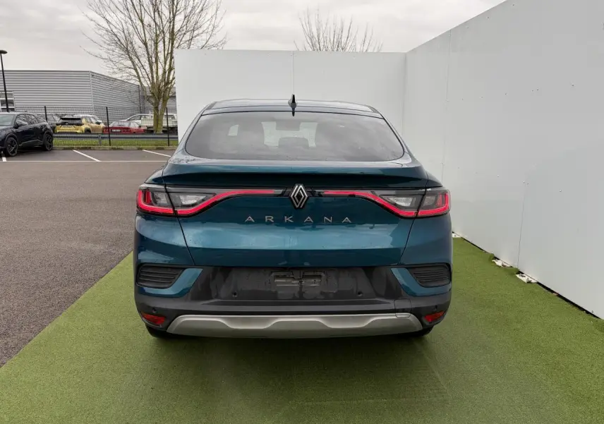 Vue arrière d'une Renault Arkana 2025 en bleu Zanzibar métallisé avec feux LED reliés par un bandeau lumineux rouge.