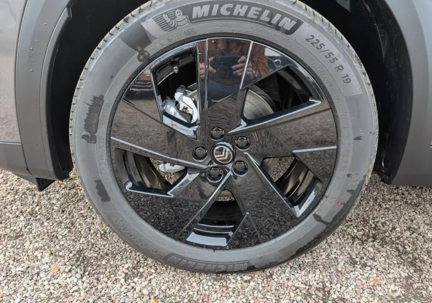 Gros plan sur la roue avant gauche du Citroën C5 Aircross gris avec jante alliage noire brillante et pneu Michelin.