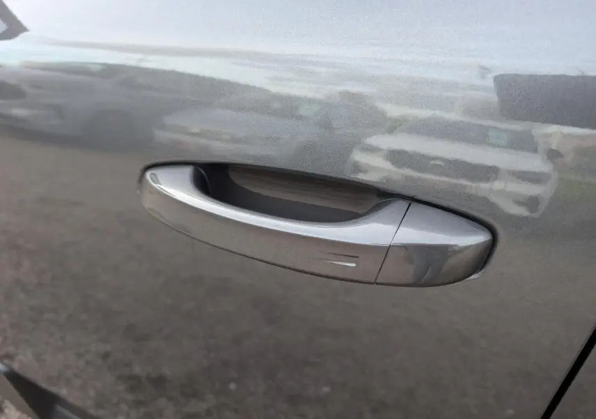 Poignée de porte côté gauche gris métallisé du Citroën C5 Aircross 2026 en gros plan.