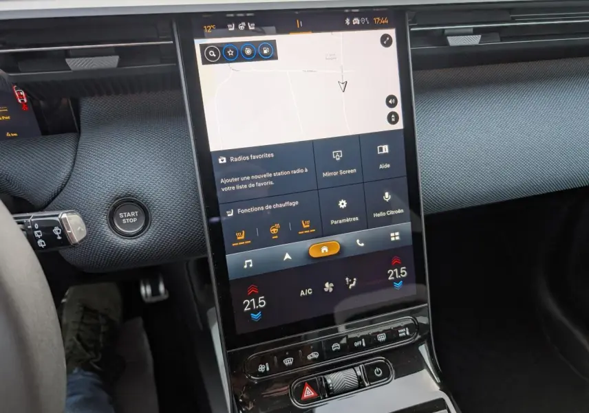 Vue rapprochée de l’écran tactile vertical central du tableau de bord gris du Citroën C5 Aircross 2026 hybride.