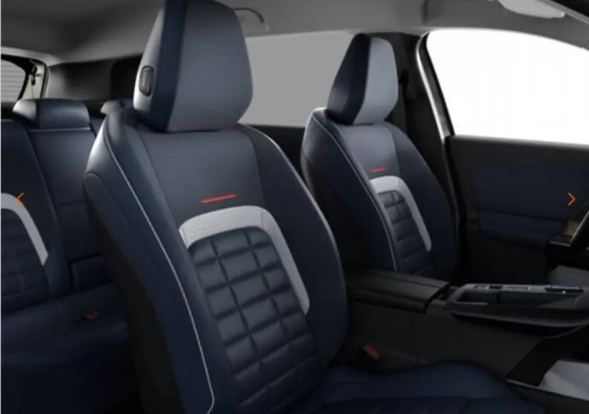 Vue intérieure montrant les sièges avant bleu foncé avec inserts gris clair et détails rouges du Citroën C5 Aircross 2026.