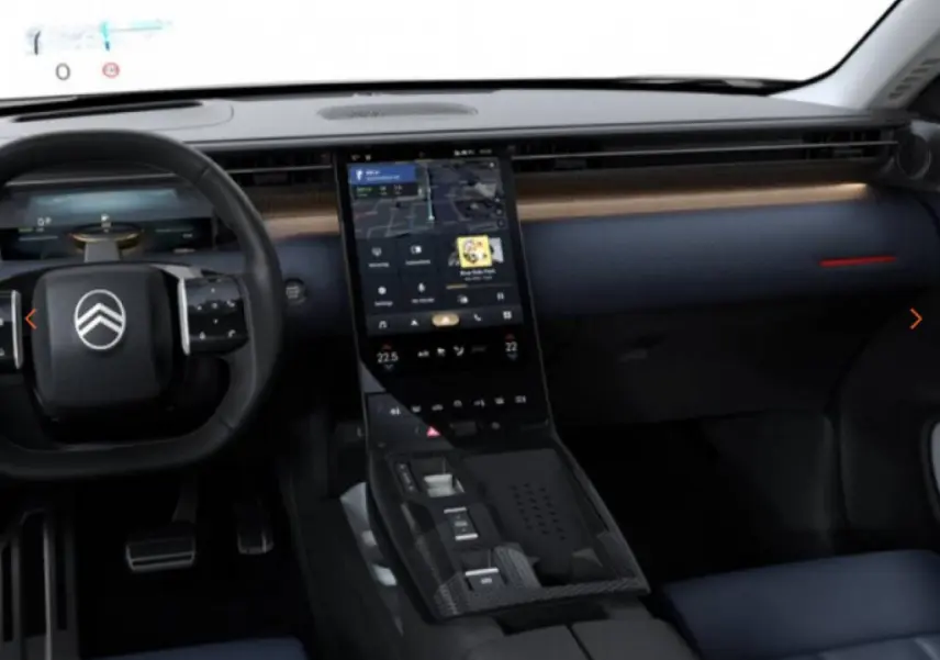 Vue intérieure avant du Citroën C5 Aircross gris, tableau de bord avec écran tactile vertical et volant multifonctions noir.