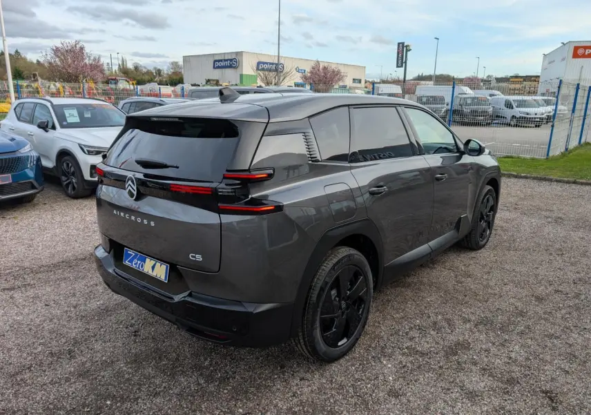 Vue 3/4 arrière droite du Citroën C5 Aircross gris avec feux arrière LED fins et jantes alliage noires.