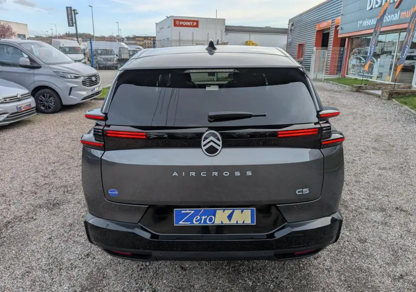 Vue arrière d'un Citroën C5 Aircross gris 2026 avec feux arrière LED horizontaux et logo chromé central.