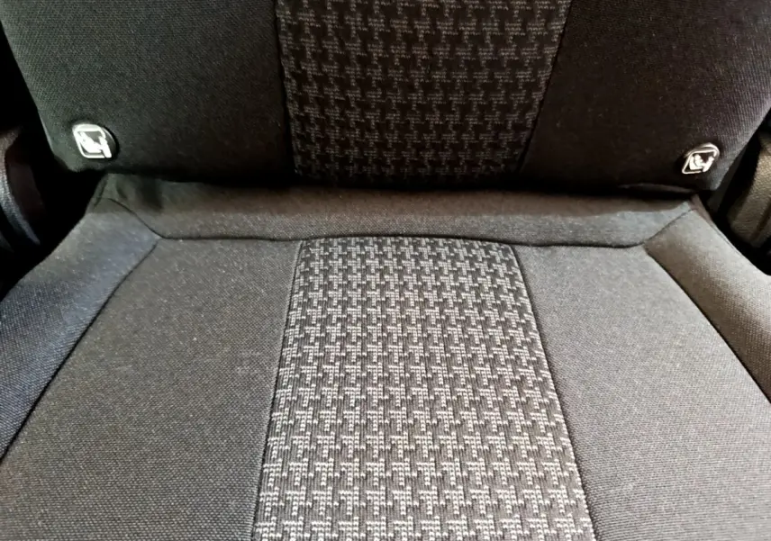 Gros plan sur la sellerie tissu noire et grise du siège arrière central du Peugeot 5008 gris clair, version 2021.